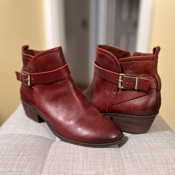 Classic Vince Camuto ankle boots in a gorgeous rich brown. - Picture 3 of 7
